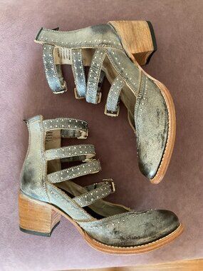 Freebird Felicity Ice Gray Closed-Toe Heels - Size 8